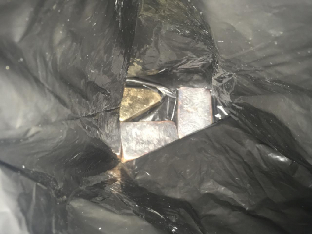 В Магаданской области полицейские изъяли три слитка драгоценного металла на общую сумму около 5 миллионов рублей