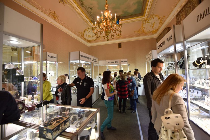Экспозиция ремесленных и авторских подарков на выставке «Сокровища Петербурга»