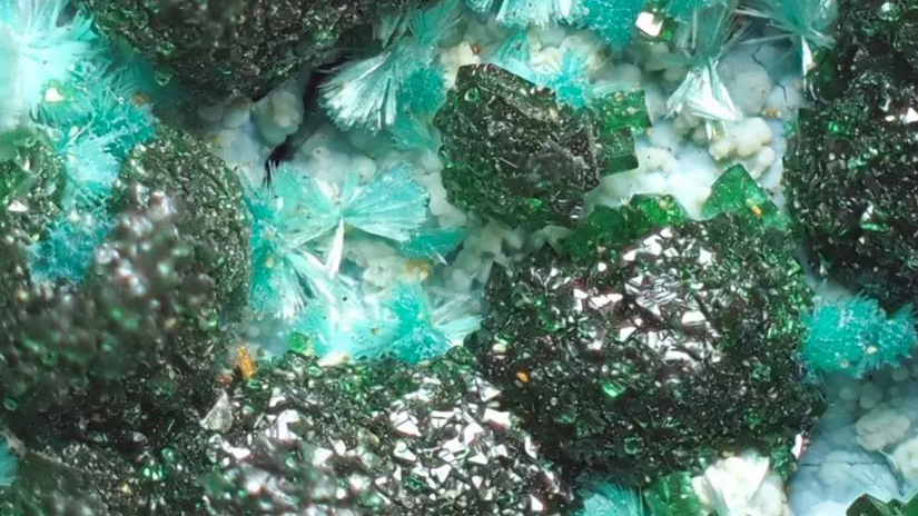 Ученые обнаружили на Урале редкий минерал для использования в ювелирной промышленности