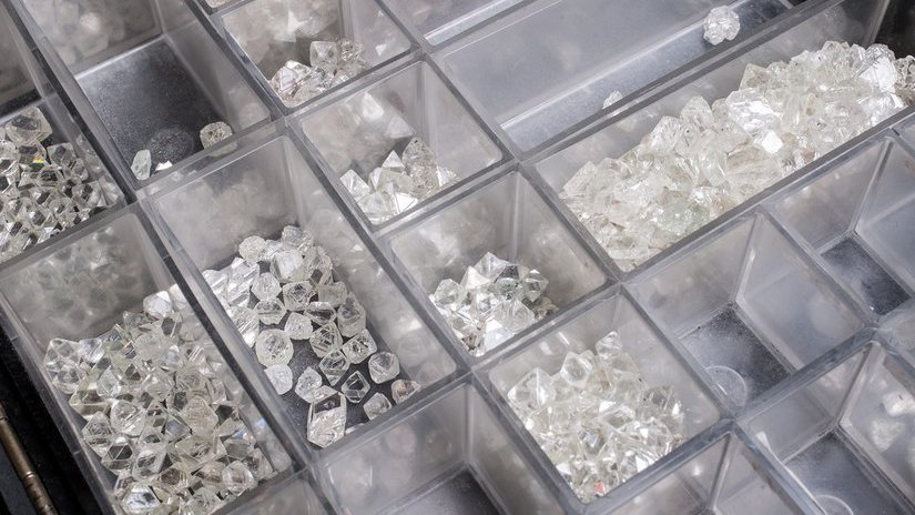 Минфин РФ намерен регулярно закупать алмазы "Алроса"