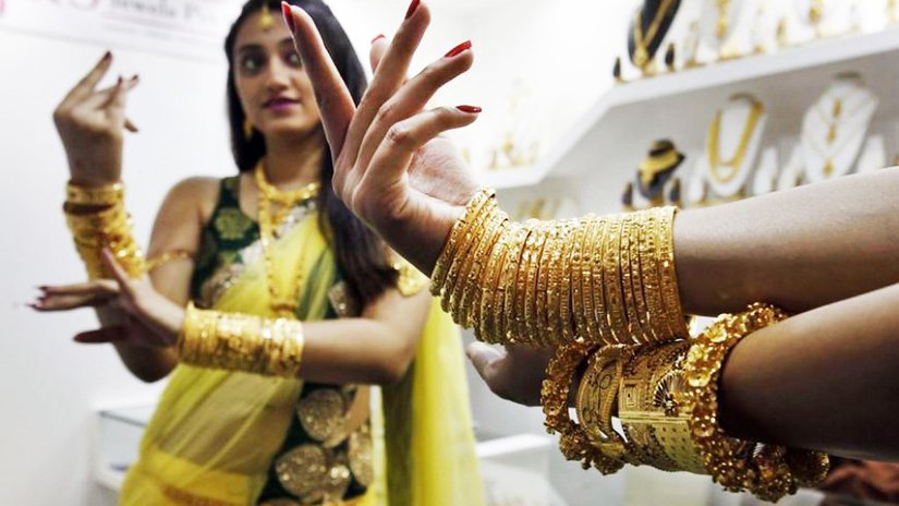 Продажи золота и серебра в Индии упали почти на 40%