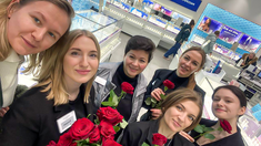 Консультанты розничной сети SOKOLOV получили в подарок более 3 тысяч алых роз