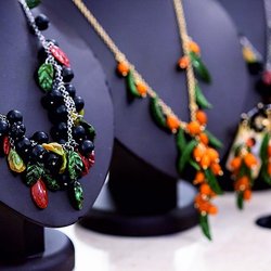 Калининградский комбинат Ростеха запустит винтажную коллекцию украшений из цветного янтаря