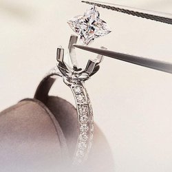 Лучшие друзья девушки – это бриллианты: Louis Vuitton выпустил новую коллекцию LV Diamonds