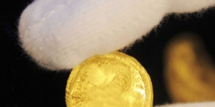 Аквалангисты-любители нашли клад золотых монет на дне Средиземного моря