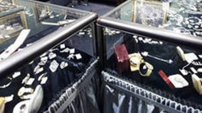 Мужчина едва не обокрал ювелирный магазин в Москве на 4,8 млн рублей