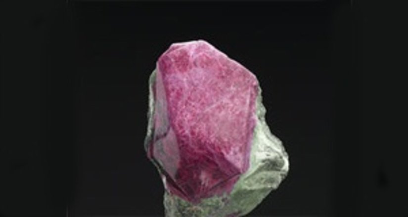 Bonhams выставляет на аукцион рубиновый кристалл размером 228 000 карат