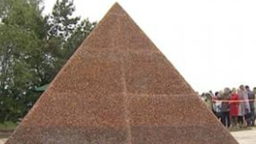 На Янтарном комбинате построили пирамиду Хеопса из отборного янтаря