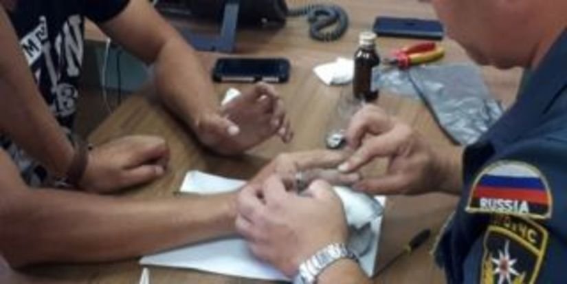 Сила титана: Белгородские спасатели за полтора часа сняли кольцо с пальца мужчины