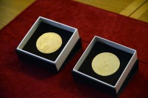 Смоленская область награждает выпускников-отличников медалями с бриллиантами.