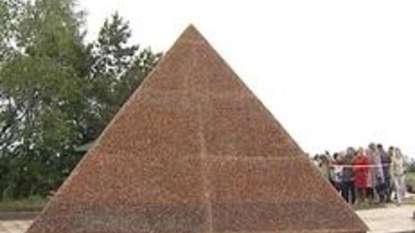 За янтарную пирамиду - 150 тысяч рублей