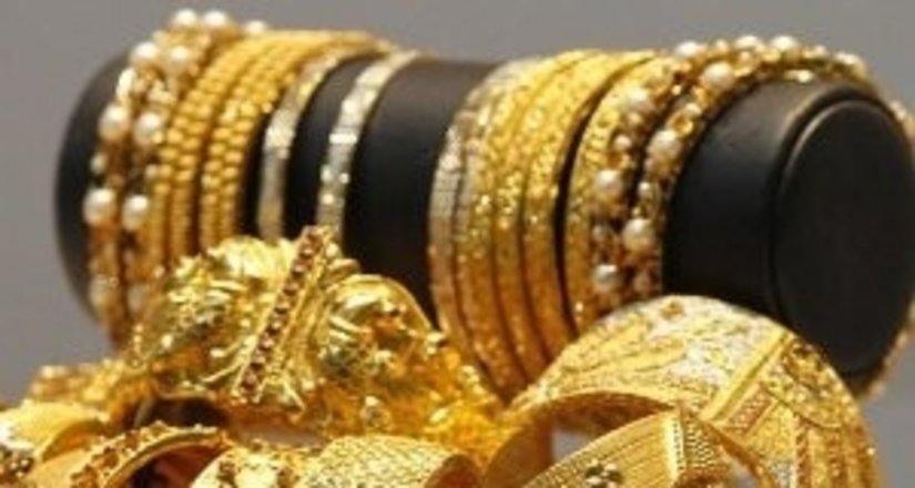 Индусы продолжают скупать золото после падения