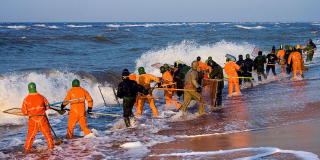 Губернатор Калининградской области поддерживает легализацию частной добычи янтаря в море