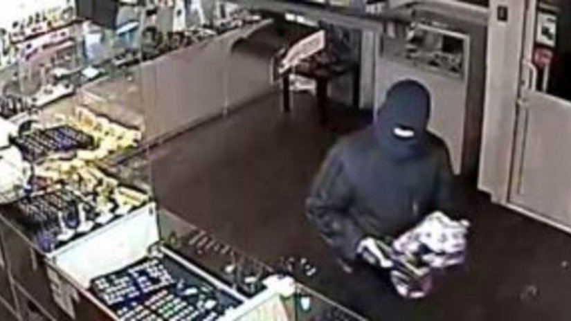 В Ростовской области двое вооруженных людей в масках ограбили ювелирный магазин