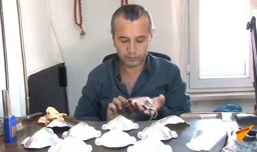 Стильно, роскошно: ювелир из Турции создает защитные маски из золота