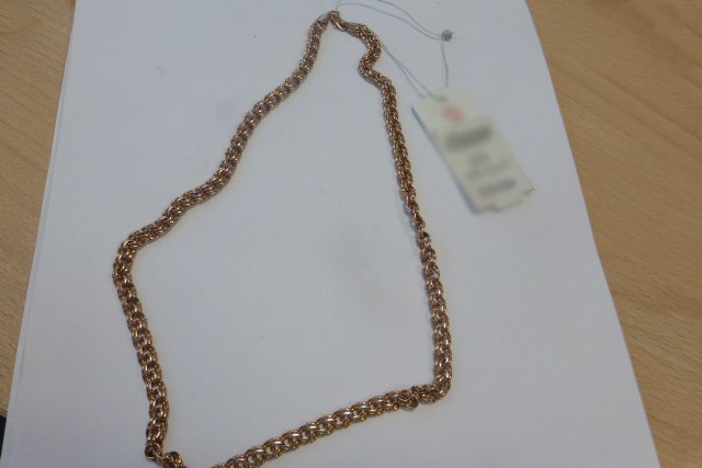 Украл и сдал в ломбард: в Архангельске задержали похитителя золотой цепочки