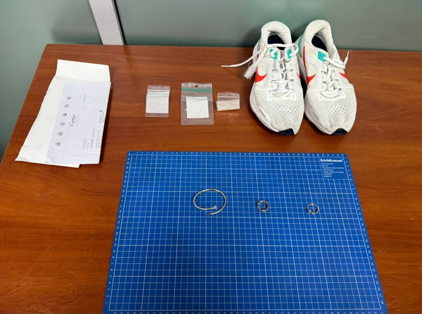 Два гвоздя и бублик: В аэропорту Грозного задержан пассажир, спрятавший золотые украшения в обуви