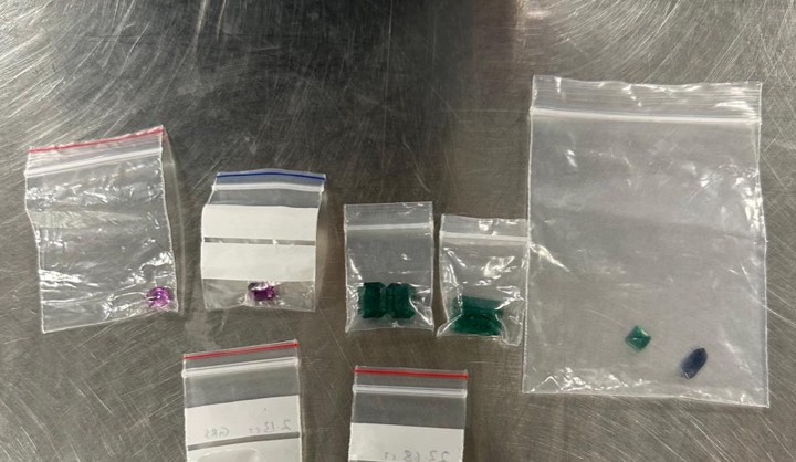 Таможня Домодедово пресекла контрабанду драгоценных камней на 15 млн рублей