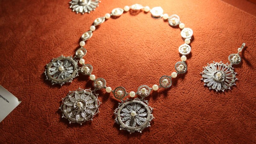 «А дети остались наедине с бедой»: Как пенсионеры из «Посёлка ювелиров» спасают подростков, передавая им древнее мастерство