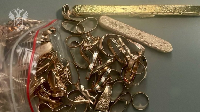 Таможенники задержали россиянку с килограммом золотого лома