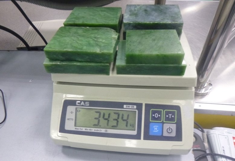 Контрабанда в чемодане: иностранец пытался вывезти из РФ 3,5 кг необработанного нефрита