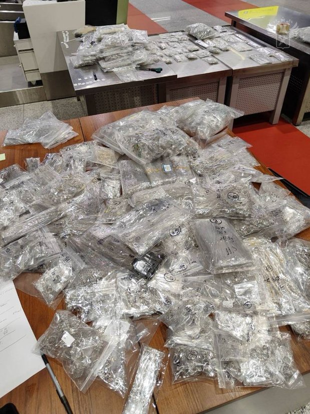 Таможенники Шереметьево пресекли масштабную попытку контрабанды серебряных изделий