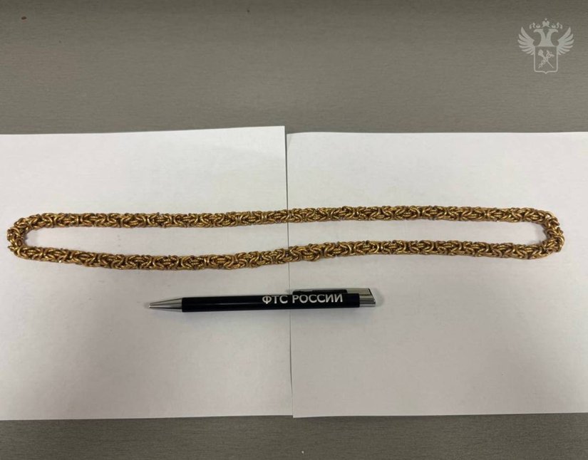 Внуковские таможенники сняли цепочку с гражданки РФ вылетавшей в ОАЭ