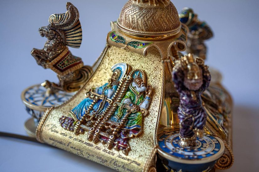 На Московском финансовом форуме представили уникальную лампу «Сказы Амура»