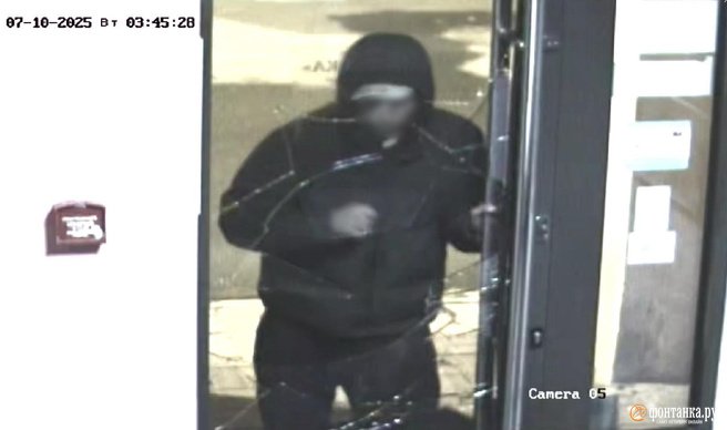 Неудачный налет: Росгвардия нашла подростка с пустыми футлярами в разгромленном ювелирном магазине