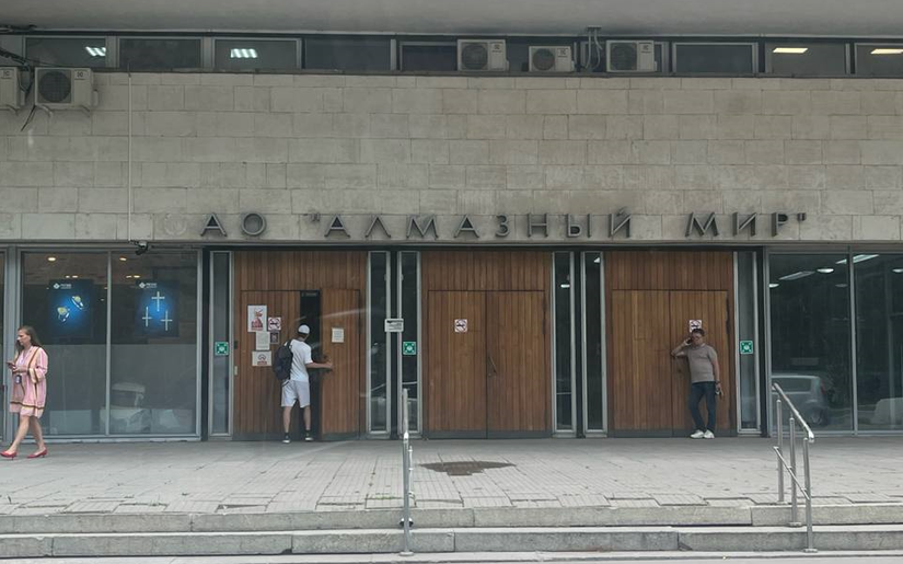 Ночи у пробирной палаты: как ювелиры выживают в очередях на Смольной