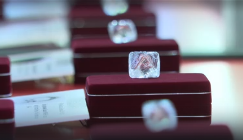 В Якутии открылась уникальная выставка «Алмазы Героев России»