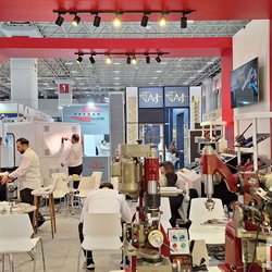 Фотоотчет с весенней выставки Istanbul Jewelry Show 2025: от оборудования до готовых украшений