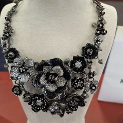Фотоотчет с осенней выставки Istanbul Jewelry Show 2025: ювелирные изделия и технологии