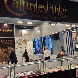 Фотоотчет с весенней выставки Istanbul Jewelry Show 2025: от оборудования до готовых украшений