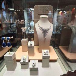 Фотоотчет с весенней выставки Istanbul Jewelry Show 2025: от оборудования до готовых украшений