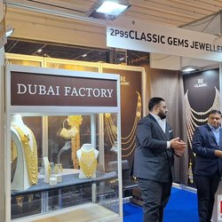 Фотоотчет с весенней выставки Istanbul Jewelry Show 2025: от оборудования до готовых украшений
