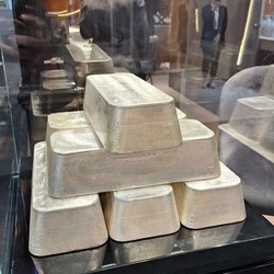 Фотоотчет с весенней выставки Istanbul Jewelry Show 2025: от оборудования до готовых украшений