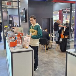 Фотоотчет с весенней выставки Istanbul Jewelry Show 2025: от оборудования до готовых украшений