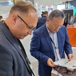 Фотоотчет с весенней выставки Istanbul Jewelry Show 2025: от оборудования до готовых украшений