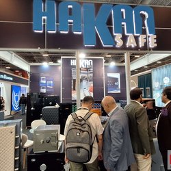 Фотоотчет с весенней выставки Istanbul Jewelry Show 2025: от оборудования до готовых украшений