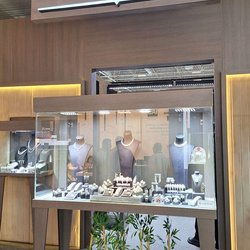Фотоотчет с весенней выставки Istanbul Jewelry Show 2025: от оборудования до готовых украшений