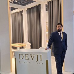 Фотоотчет с весенней выставки Istanbul Jewelry Show 2025: от оборудования до готовых украшений
