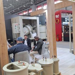 Фотоотчет с весенней выставки Istanbul Jewelry Show 2025: от оборудования до готовых украшений