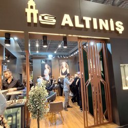 Фотоотчет с весенней выставки Istanbul Jewelry Show 2025: от оборудования до готовых украшений
