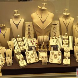 Фотоотчет с весенней выставки Istanbul Jewelry Show 2025: от оборудования до готовых украшений