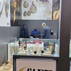 Фотоотчет с весенней выставки Istanbul Jewelry Show 2025: от оборудования до готовых украшений