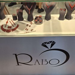 Фотоотчет с весенней выставки Istanbul Jewelry Show 2025: от оборудования до готовых украшений