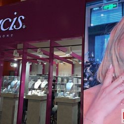 Фотоотчет с весенней выставки Istanbul Jewelry Show 2025: от оборудования до готовых украшений