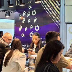 Фотоотчет с весенней выставки Istanbul Jewelry Show 2025: от оборудования до готовых украшений