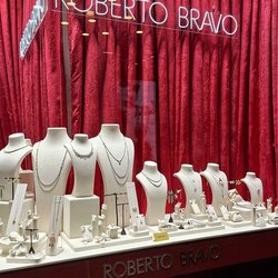 Фотоотчет с весенней выставки Istanbul Jewelry Show 2025: от оборудования до готовых украшений